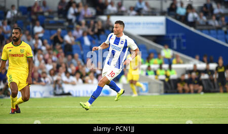 Brighton Royaume-Uni 3 août 2018 - Tomer Hemed de Brighton a obtenu des scores très proches de Ciprian Tatarusanu de Nantes lors du match de football amical d'avant-saison entre Brighton et Hove Albion et Nantes au stade de la communauté American Express Photographie prise par Simon Dack crédit : Simon Dack/Alamy Live News - usage éditorial uniquement Banque D'Images