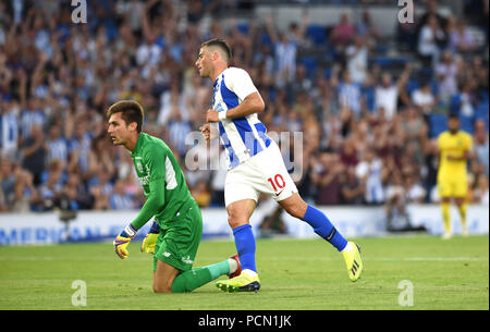 Brighton Royaume-Uni 3 août 2018 - Tomer Hemed de Brighton a obtenu des scores très proches de Ciprian Tatarusanu de Nantes lors du match de football amical d'avant-saison entre Brighton et Hove Albion et Nantes au stade de la communauté American Express Photographie prise par Simon Dack crédit : Simon Dack/Alamy Live News - usage éditorial uniquement Banque D'Images