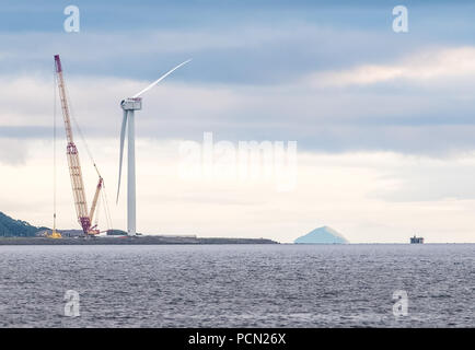 Hunterston, Scotland, UK - Août 03, 2018 : Les éoliennes d'être démantelé comme energy company SSE ont renoncé à leur programme national de l'installation d'essai de turbines éoliennes terrestres à Hunterston après six ans d'opérations. Banque D'Images