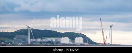 Hunterston, Scotland, UK - Août 03, 2018 : Les éoliennes d'être démantelé comme energy company SSE ont renoncé à leur programme national de l'installation d'essai de turbines éoliennes terrestres à Hunterston après six ans d'opérations. Banque D'Images