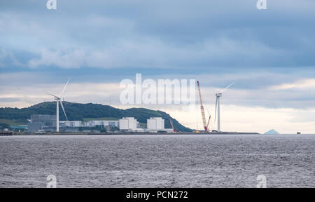 Hunterston, Scotland, UK - Août 03, 2018 : Les éoliennes d'être démantelé comme energy company SSE ont renoncé à leur programme national de l'installation d'essai de turbines éoliennes terrestres à Hunterston après six ans d'opérations. Banque D'Images