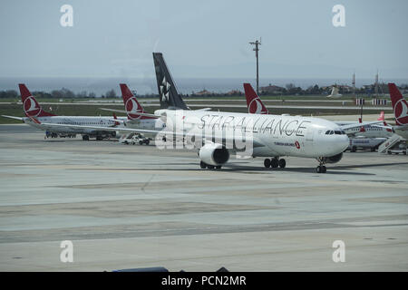 Istanbul, Turquie. Mar 21, 2018. Turkish Airlines Airbus A330 avec la livrée de Star Alliance peinture.Turkish Airlines est une compagnie aérienne appartenant à l'Etat, membre de Star Alliance, avec 328 de la flotte d'avions et 220 commandes d'avions. Istanbul IST/LTBA aéroport sera bientôt remplacé par un nouveau mega airport. Crédit : Nicolas Economou SOPA/Images/ZUMA/Alamy Fil Live News Banque D'Images