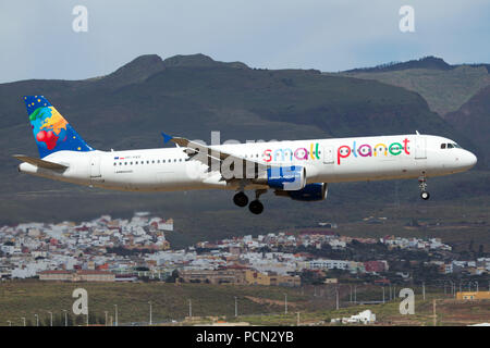 Las Palmas, Espagne. Apr 15, 2018. Une petite planète Airlines Polska mais venant de l'Allemagne Airbus 321 en finale à Las Palmas de Gran Canaria Airport. Crédit : Fabrizio Gandolfo/SOPA Images/ZUMA/Alamy Fil Live News Banque D'Images