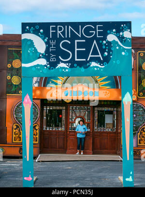 North Berwick, Écosse, Royaume-Uni. 3 août 2018. Les gens à l'entrée de Fringe by the Sea dans le port de Berwick Nord qui s'ouvre aujourd'hui. Les spectacles ont lieu dans les lieux de la ville avec deux Spiegeltentes sponsorisées par les agents du domaine de Simpson & Marwick et nommées d'après eux Banque D'Images