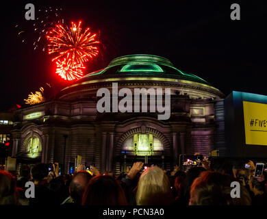 Edinburgh, Royaume-Uni. 3e août 2018. Investissements Standard Aberdeen sponsors Festival International d'Édimbourg, 2018 Événement d'ouverture Cinq télégrammes avec une foule dans Festival Square. La célébration de l'Ecosse sur l'année de jeunes et réflexion sur le centenaire de la fin de la Grande Guerre avec la musique commandée par Anna Meredith et digital projection sur le Usher Hall par 59 Productions, l'événement extérieur gratuit est inspiré par télégrammes envoyés par de jeunes soldats en 1918. D'artifice de l'Edinburgh Tattoo avant l'événement Banque D'Images