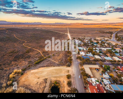 Chemin Rural passant par Hawker - ville de l'Australie au coucher du soleil Banque D'Images