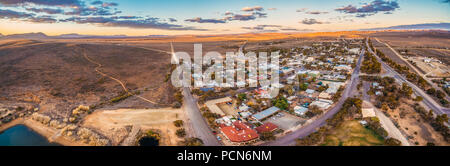 Panorama de l'antenne de chemin rural en passant par Hawker - ville de l'Australie au coucher du soleil Banque D'Images