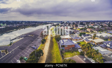 Rivière Patterson et maisons de banlieue sur ses rives. Carrum, Melbourne, Australie Banque D'Images