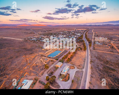 En passant par petite colonie en Australie du Sud au crépuscule - vue aérienne Banque D'Images