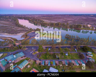 Paysage aérien de Murray River qui coule à travers la ville de Berri au crépuscule. Région de Riverland Australie du Sud Banque D'Images