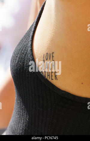 Fille avec un tatouage près de sa poitrine Banque D'Images