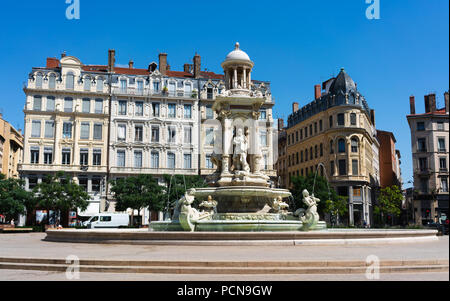 Belle fontaine de la place des Jacobins et à Lyon France le jour d'été ensoleillé Banque D'Images