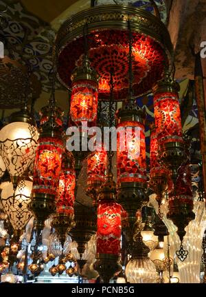 Souvenirs traditionnels turcs et des bougies Lampes au Grand Bazar Banque D'Images