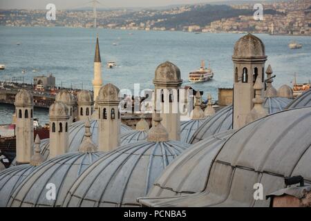 Mer de Marmara et le Bosphore d'Istanbul vue de la mosquée Suleymaniye Jardin Banque D'Images