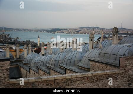 Mer de Marmara et le Bosphore d'Istanbul vue de la mosquée Suleymaniye Jardin Banque D'Images