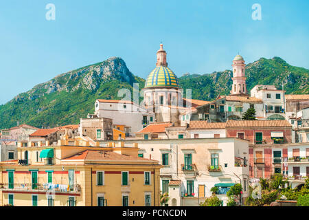 Avis de petite ville italienne dans le matin avec une belle église Église de San Giovanni et montagnes en arrière-plan, Vietri sul Mare, Salerne, Campanie, je Banque D'Images