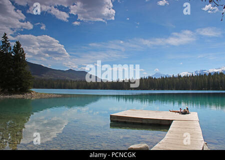 Détente au lac Edith. Le Parc National Jasper, Alberta, Canada. Banque D'Images