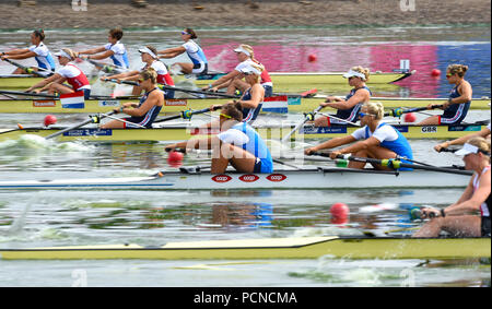 La société britannique Sara Parfett, Caragh McMurty, Emily Ashford et Joséphine Wratten concurrence dans le repêchage quatre 1 au cours de la deuxième journée du championnat d'Europe 2018 à la Strathclyde Country Park, North Lanarkshire. Banque D'Images