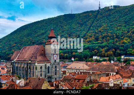 Vue de la Biserica Neagră (l'église noire) avec le Mont Tampa en arrière-plan ; Brasov, Roumanie. Banque D'Images