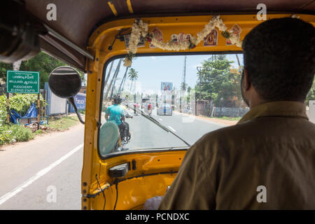 Vue depuis l'arrière de l'auto rickshaw en tant que passager. Banque D'Images