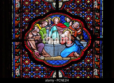 Apôtres avant de tombeau vide de la Vierge Marie, vitrail de la Basilique de Sainte Clotilde à Paris, France Banque D'Images