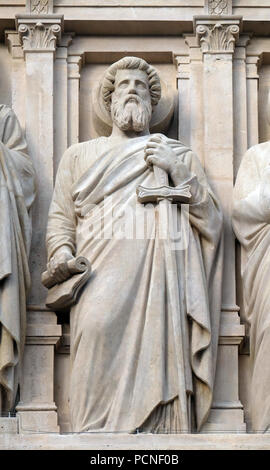 Saint Paul l'Apôtre, statue sur la façade de l'église Saint Augustin à Paris, France Banque D'Images