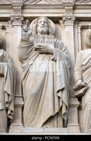 Jésus Christ, statue sur la façade de l'église Saint Augustin à Paris, France Banque D'Images