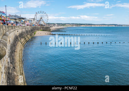 Front de bridlington avec la grande roue à l'extrémité distante. Banque D'Images