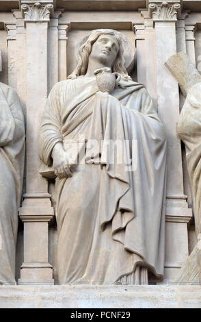 Saint Jean l'Apôtre, statue sur la façade de l'église Saint Augustin à Paris, France Banque D'Images