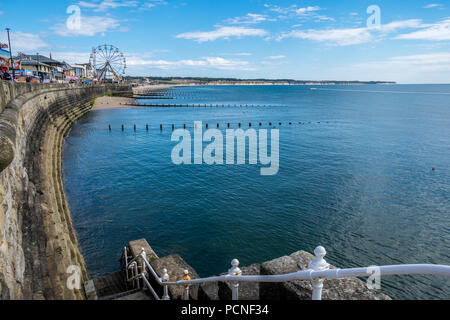 Front de bridlington avec la grande roue à l'extrémité distante. Banque D'Images