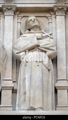 Saint François d'Assise, statue sur la façade de l'église Saint Augustin à Paris, France Banque D'Images