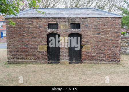 L'ancienne écluse jusqu'au village de Hunmanby, Yorkshire, Banque D'Images