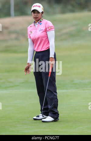 La Thaïlande est Pornanong Phatlum joue 15ème green au cours de la deuxième journée de la Ricoh Women's British Open au Royal Lytham & St Annes Golf Club. ASSOCIATION DE PRESSE Photo, Photo date : 3 août 2018 Frisday. Voir l'ACTIVITÉ DE GOLF histoire des femmes. Crédit photo doit se lire : Peter Byrne/PA Wire. RESTRICTIONS : un usage éditorial uniquement. Pas d'utilisation commerciale. Banque D'Images