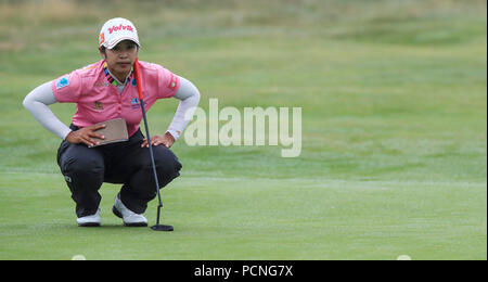 La Thaïlande est Pornanong Phatlum joue 15ème green au cours de la deuxième journée de la Ricoh Women's British Open au Royal Lytham & St Annes Golf Club. ASSOCIATION DE PRESSE Photo, Photo date : 3 août 2018 Frisday. Voir l'ACTIVITÉ DE GOLF histoire des femmes. Crédit photo doit se lire : Peter Byrne/PA Wire. RESTRICTIONS : un usage éditorial uniquement. Pas d'utilisation commerciale. Banque D'Images