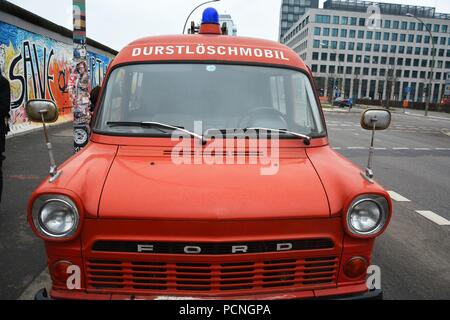 Durstloschmobil rouge Vintage dans la rue à Berlin Banque D'Images