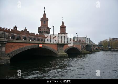 Oberbaum Bridge et le jaune réseau express régional Banque D'Images