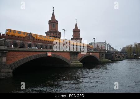 Oberbaum Bridge et le jaune réseau express régional Banque D'Images