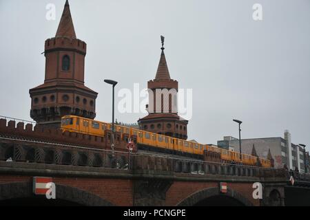 Oberbaum Bridge et le jaune réseau express régional Banque D'Images