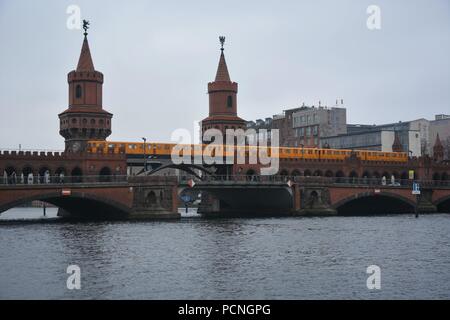 Oberbaum Bridge et le jaune réseau express régional Banque D'Images