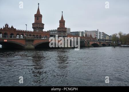 Oberbaum Bridge et le jaune réseau express régional Banque D'Images