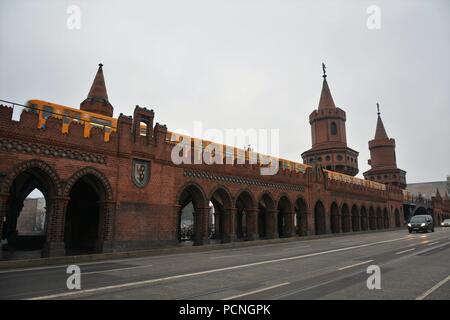 Oberbaum Bridge et le jaune réseau express régional Banque D'Images