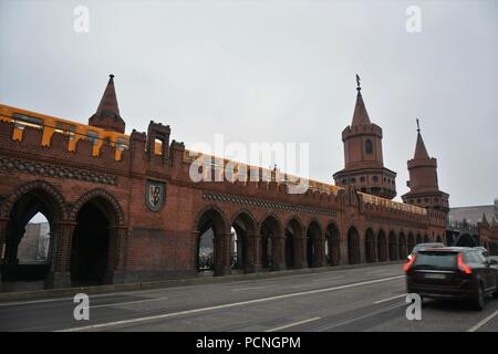 Oberbaum Bridge et le jaune réseau express régional Banque D'Images