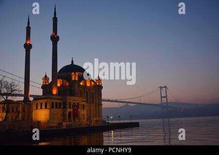 Lever du soleil à Istanbul, mosquée Ortaköy et le pont du Bosphore dans l'arrière-plan Banque D'Images