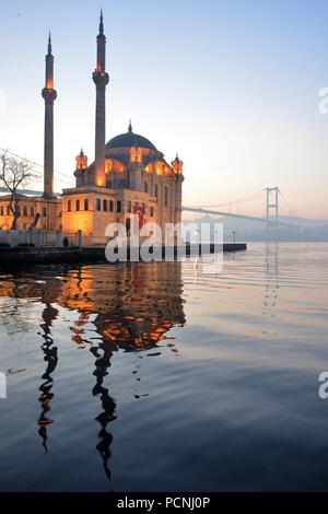 Lever du soleil à Istanbul, mosquée Ortaköy et le pont du Bosphore dans l'arrière-plan Banque D'Images