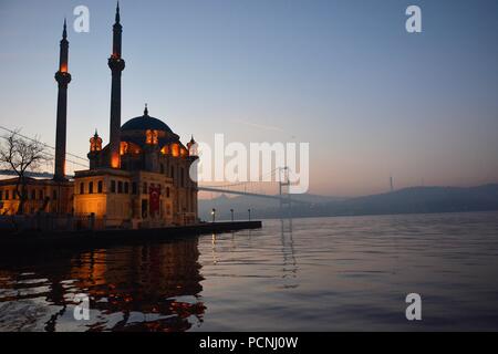 Lever du soleil à Istanbul, mosquée Ortaköy et le pont du Bosphore dans l'arrière-plan Banque D'Images