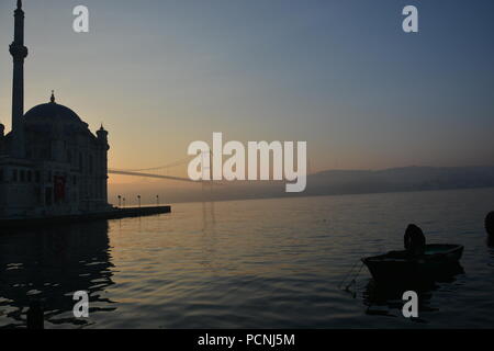 Lever du soleil à Istanbul alors qu'un pêcheur se prépare pour la pêche Banque D'Images