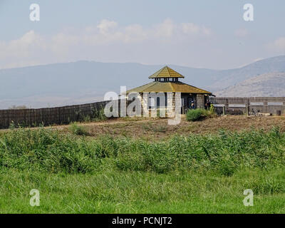 Israël, Vallée de Hula, lac Agmon, cacher du visiteur et plate-forme d'observation surplombant le lac rétabli Banque D'Images