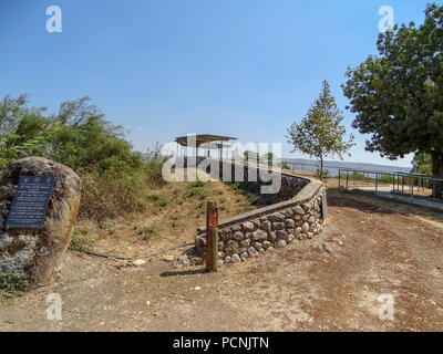 Israël, Vallée de Hula, lac Agmon, cacher du visiteur et plate-forme d'observation surplombant le lac rétabli Banque D'Images