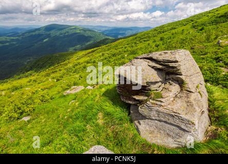 D'énormes rochers sur l'herbe côté montagne paysage d'été merveilleux. Banque D'Images