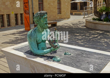 De Syracuse Archimède (c. 287 - c. 212 av. J.-C.) était un mathématicien grec, physicien, ingénieur, inventeur, et astronome. Ici représenté dans sa baignoire où Banque D'Images